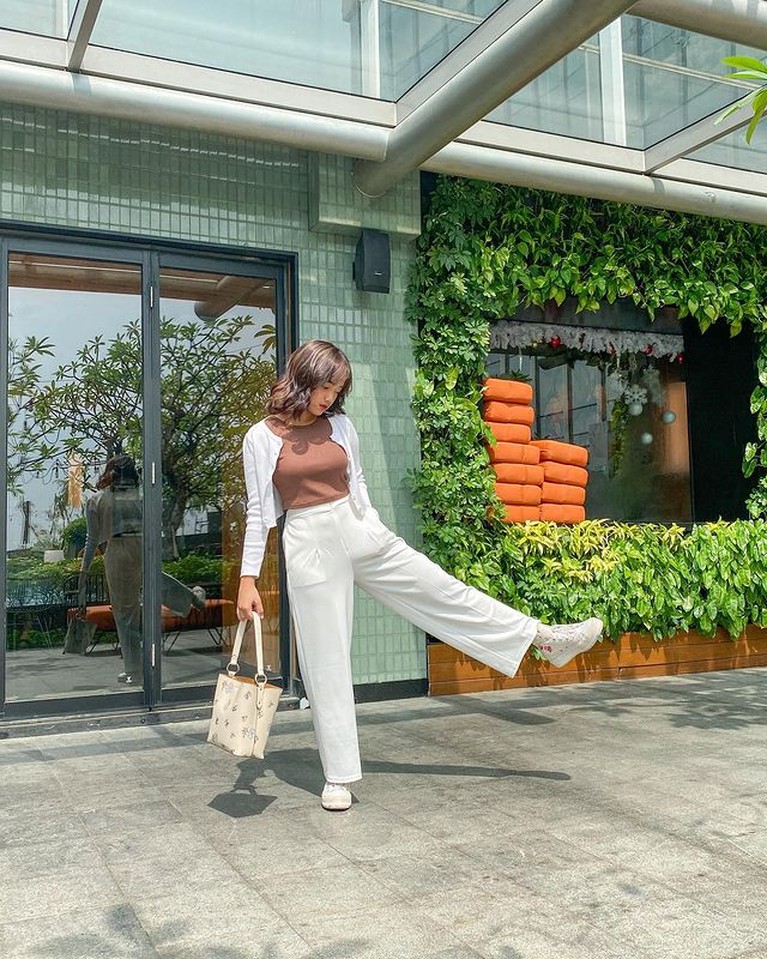 7 Potret OOTD Fuji Fuji adik mendiang Bibi Ardiansyah jadi sorotan usai pasang tarif jadi bintang tamu Rp30 juta. Yuk intip potret OOTDnya yang fantastis!