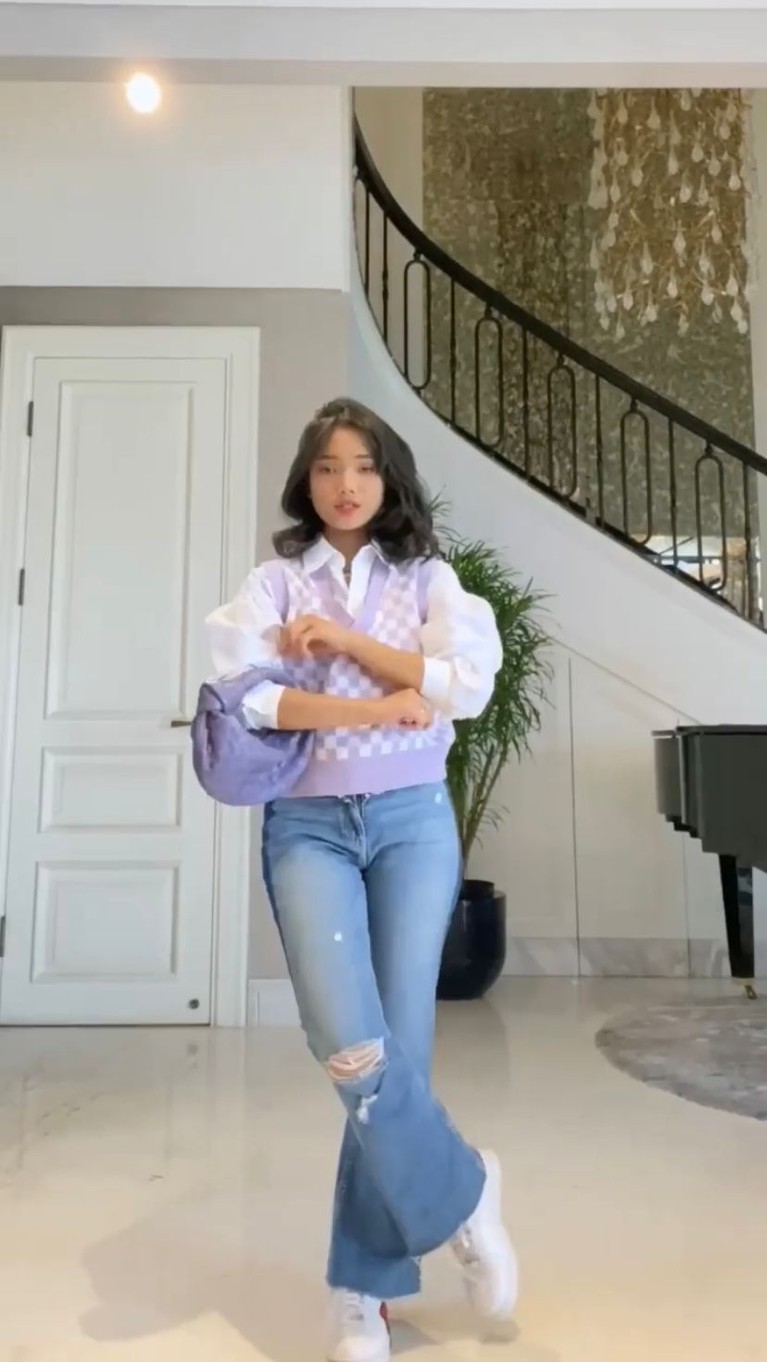 7 Potret OOTD Fuji Fuji adik mendiang Bibi Ardiansyah jadi sorotan usai pasang tarif jadi bintang tamu Rp30 juta. Yuk intip potret OOTDnya yang fantastis!