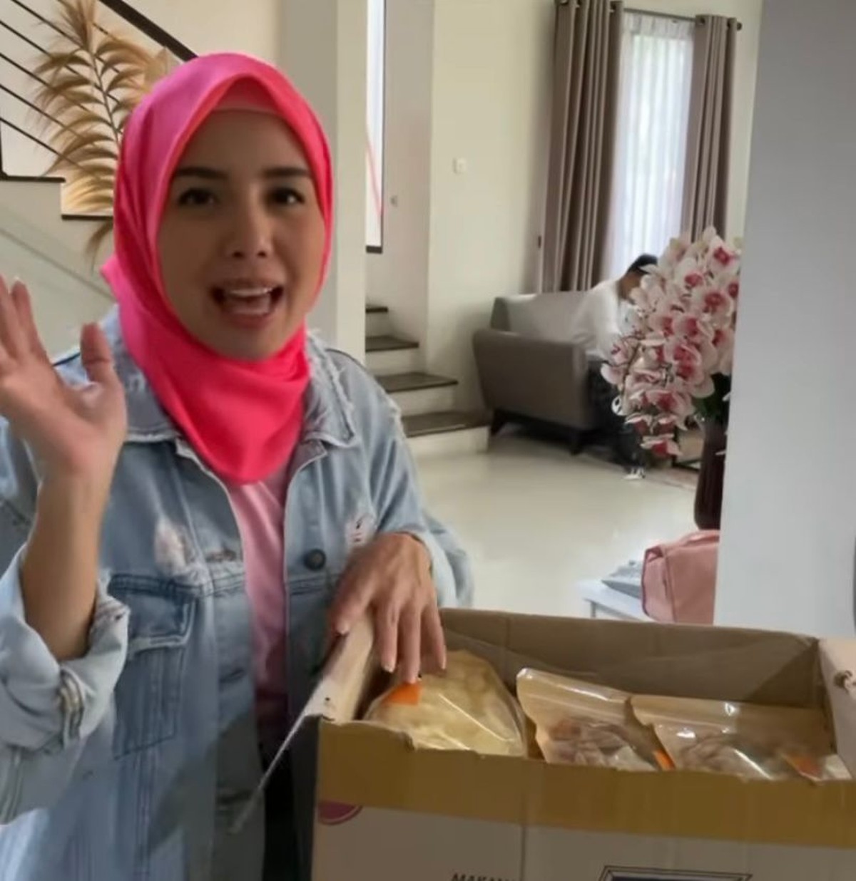 Tya Ariestya baru saja merubah penampilannya dan memutuskan berhijab yang tuai pujian&period; Yuk intip potretnya&excl;