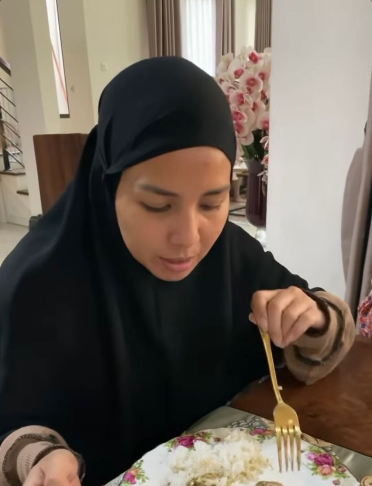 Tya Ariestya baru saja merubah penampilannya dan memutuskan berhijab yang tuai pujian&period; Yuk intip potretnya&excl;