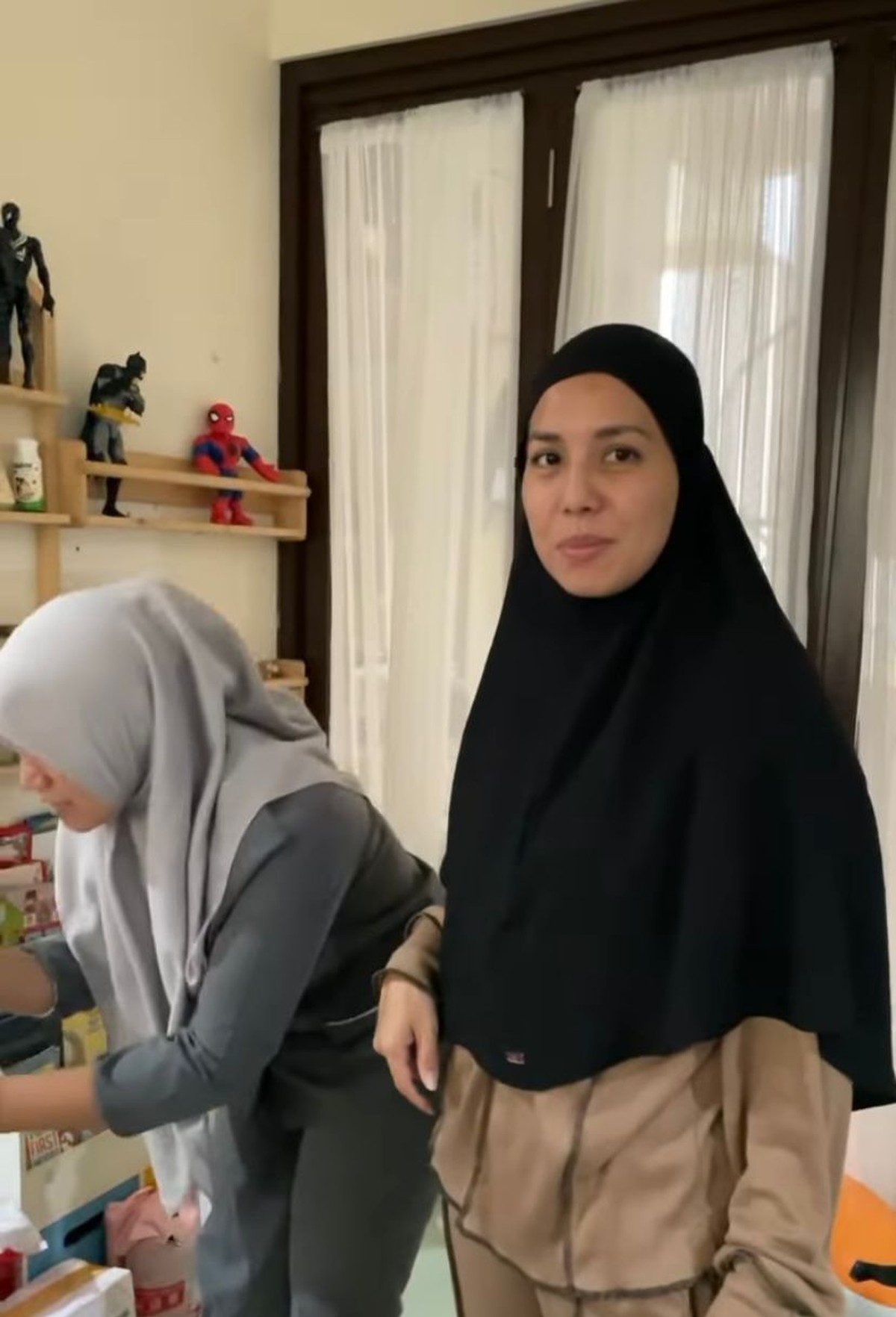 Tya Ariestya baru saja merubah penampilannya dan memutuskan berhijab yang tuai pujian&period; Yuk intip potretnya&excl;