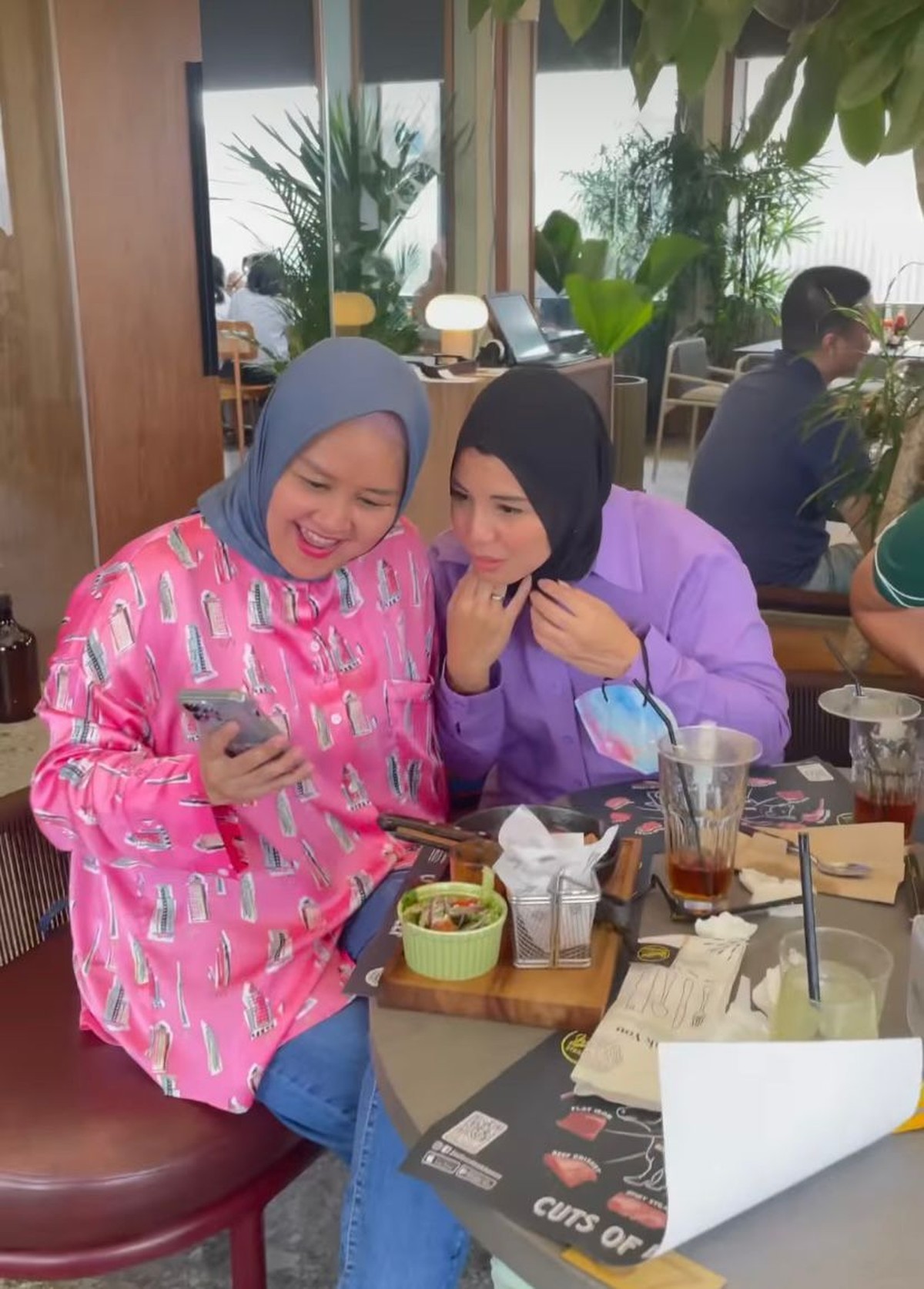 Tya Ariestya baru saja merubah penampilannya dan memutuskan berhijab yang tuai pujian&period; Yuk intip potretnya&excl;