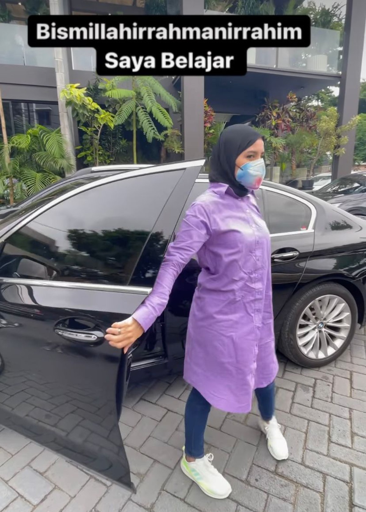 Tya Ariestya baru saja merubah penampilannya dan memutuskan berhijab yang tuai pujian&period; Yuk intip potretnya&excl;