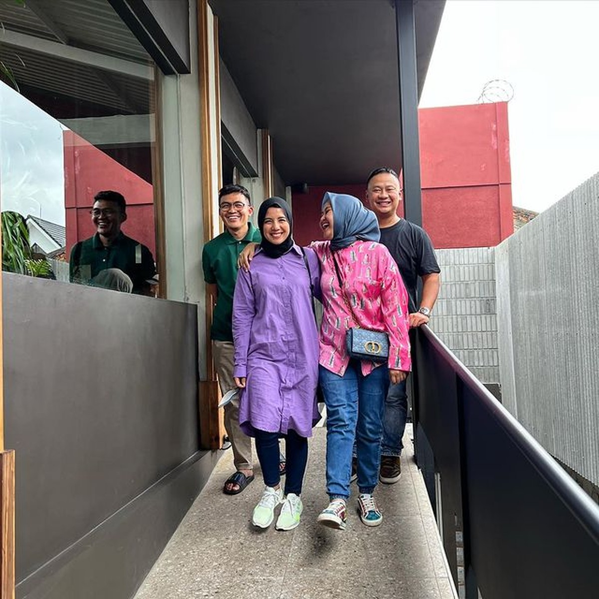 Tya Ariestya baru saja merubah penampilannya dan memutuskan berhijab yang tuai pujian&period; Yuk intip potretnya&excl;