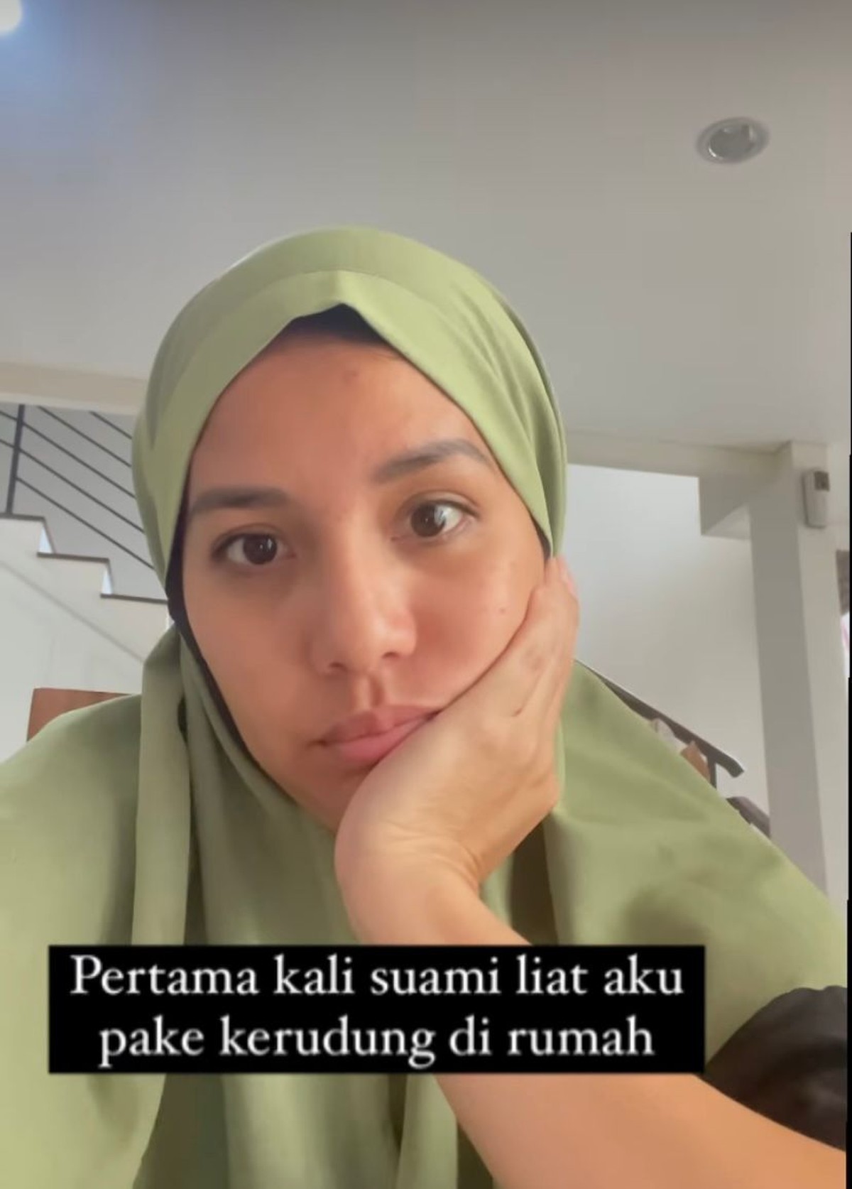 Tya Ariestya baru saja merubah penampilannya dan memutuskan berhijab yang tuai pujian&period; Yuk intip potretnya&excl;