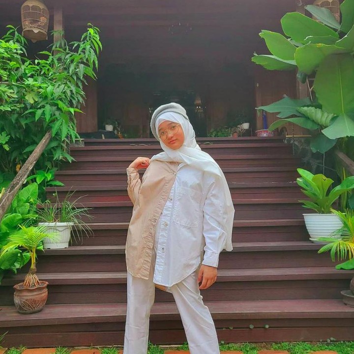 <p>Selera fashion Aisha Hakim juga unik. Gaya busananya kasual dan kerap memadupadankan pakaian di beberapa unggahan fotonya. (Foto: Instagram @aishakeem15)</p>