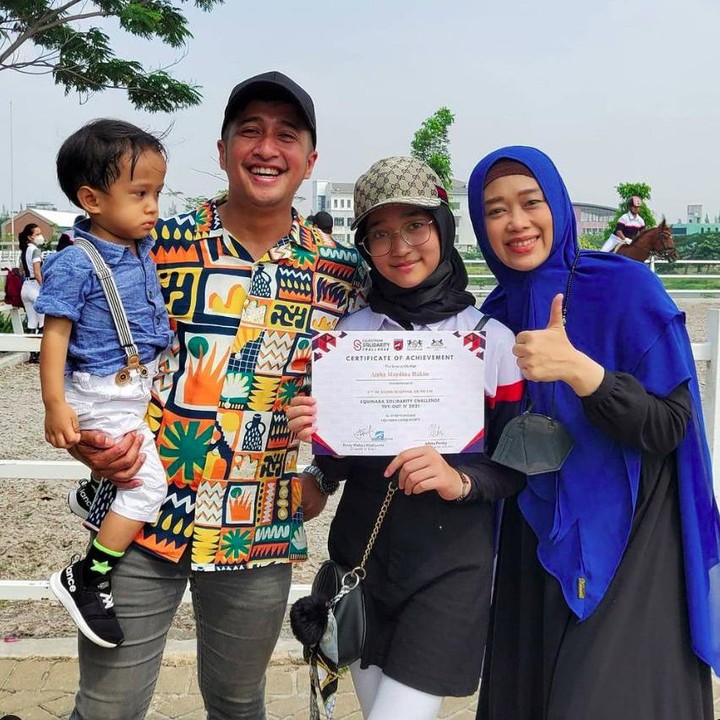 <p>Pencapaiannya dalam olahraga berkuda ini tentu tak lepas dari dukungan ayah dan ibunda. Dalam berbagai kesempatan, Aisha turut didampingi dan diberi semangat oleh keluarganya. (Foto: Instagram @aishakeem15)</p>