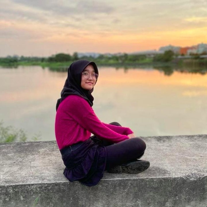 <p>Irfan Hakim bersama istrinya, Della Sabrina Indah Putri dikaruniai lima anak. Anak sulungnya bernama Aisha Maydina Hakim, cukup mencuri perhatian, terutama di kalangan remaja. (Foto: Instagram @aishakeem15)</p>