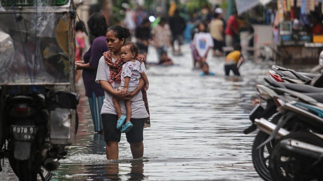 Pemerintah Provinsi DKI Jakarta mengaku belum bisa membenahi kapasitas drainase atau saluran air karena kapasitas dan lahan yang terbatas.
