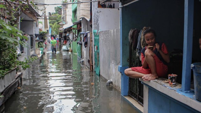 Badan Penanggulangan Bencana Daerah (BPBD) DKI Jakarta melaporkan sebanyak 34 RT dan 16 ruas di Jakarta terendam banjir pada Rabu (29/1) siang.