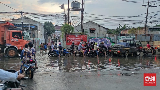 Dalam kunjungan ke GOR Cengkareng, Pj Gubernur DKI Heru Budi minta maaf dan mohon dimaklumi soal banjir di Tegal Alur mencapai lebih dari 24 jam.
