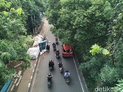 Galian PLN di Jl TB Simatupang Belum Rampung, Pejalan Kaki Harus Berhati-hati