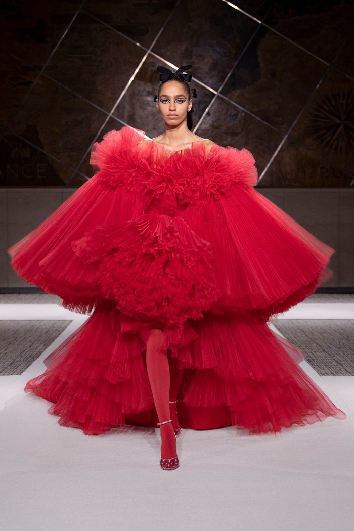 Baru-baru ini kreasi Valli juga mencuri perhatian ketika salah satu karya dari koleksinya bersama H&M dikenakan Lily Collins di serial