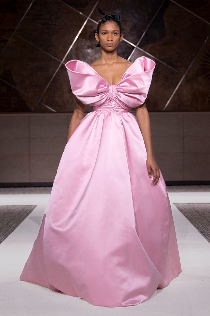 Desainer Giambattista Valli tak menyebut adanya inspirasi khusus pada koleksi terbaru haute couture rancangannya. Ia tampak berfokus pada kreasi gaun bervolume dalam warna-warna pastel seperti model strapless aksen simpul yang bernuansa retro dan klasik. Foto: Courtesy of Giambattista Valli