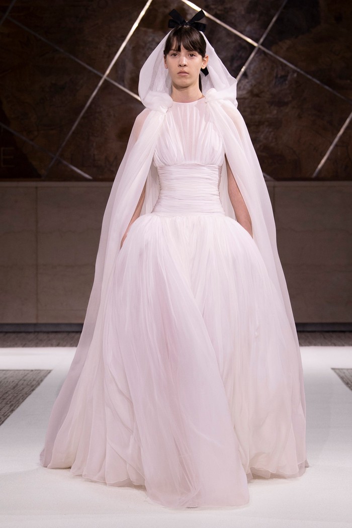 Gaun putih dengan hoodie menjadi inspirasi tampilan yang elegan dan whimsical sekaligus ide busana pengantin. Foto: Courtesy of Giambattista Valli