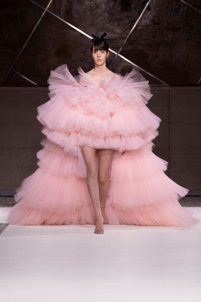 Valli dikenal lewat gaun tulle yang dramatis. Desainer yang menjadi favorit J-Lo dan Kendall Jenner kembali menampilkan signature design andalannya tersebut. Foto: Courtesy of Giambattista Valli