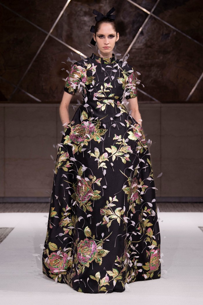 Gaun berhiaskan corak bordir bunga tampil lebih romantis berkat detail feathers yang menghiasinya. Foto: Courtesy of Giambattista Valli