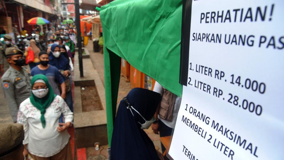 FOTO: Antrean Warga Berebut Minyak Goreng Rp14 Ribu