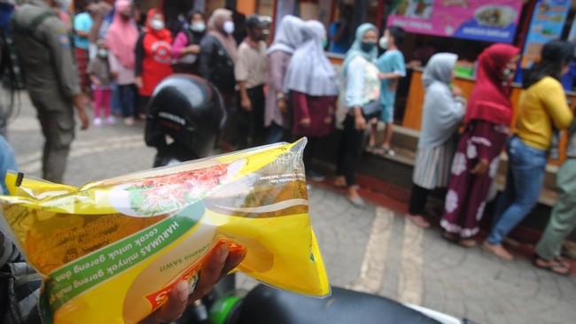 Stok minyak goreng di banyak wilayah Indonesia kosong, padahal Kemendag mengklaim pasokan melimpah melebihi kebutuhan. Kemana sebenarnya larinya minyak goreng?