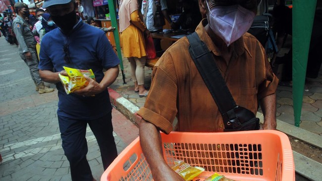 Harga minyak goreng di sejumlah pasar tradisional di Kendari, Sulawesi Tenggara meroket hingga tembus Rp70 ribu per liter. Warga menyebut harga itu sudah gila.