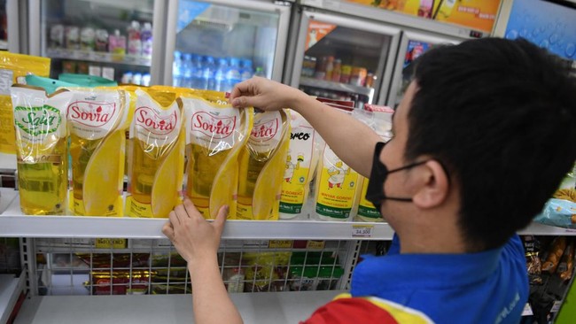 Alfamart dan Indomaret mulai menjual minyak goreng kemasan dengan harga di atas Rp23 ribu Kamis (17/3) ini. Berikut alasannya.