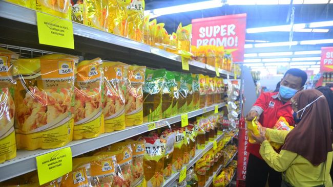 Stok minyak goreng di sejumlah minimarket Surabaya habis setelah harga turun jadi Rp14 ribu per liter pada Jumat (21/1).