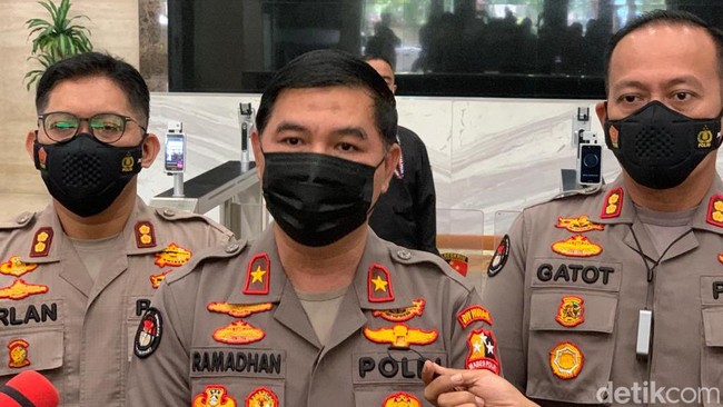 Tersangka merupakan pemuda berinisial MRW berusia 22 tahun. Ia mengikuti pelatihan bersenjata sebanyak dua kali bersama MIT Poso.