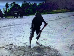 Viral Pria Tua di Majene Perbaiki Jalan Rusak Seorang Diri