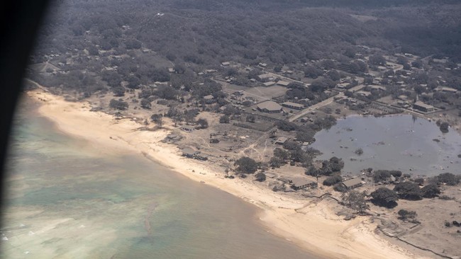 Pesawat bantuan pertama untuk Tonga tiba pada Kamis (20/1), beberapa hari setelah letusan gunung berapi terjadi di negara itu, Sabtu (16/1).