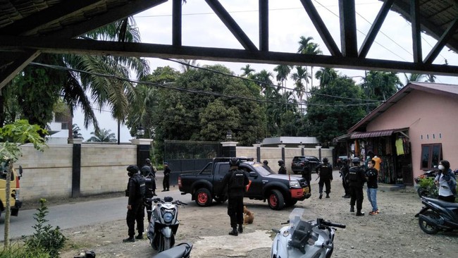 Kerangkeng manusia serupa penjara ditemukan di lahan belakang rumah Bupati Langkat, Sumatera Utara, Terbit Rencana Perangin Angin saat dirinya ditangkap KPK.