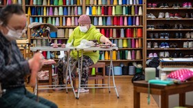 FOTO: Kreativitas Penyandang Disabilitas Rakit Kerajinan Tangan