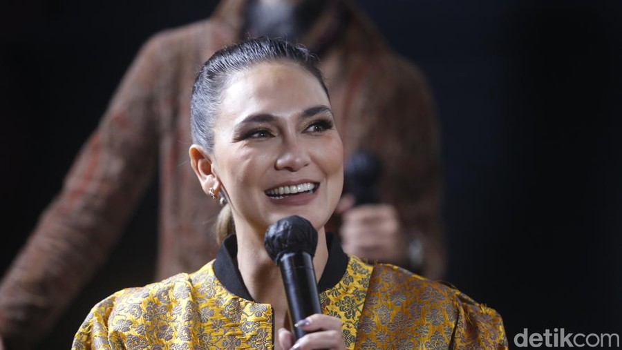 Luna Maya saat ditemui di salah satu kawasan di Jakarta.