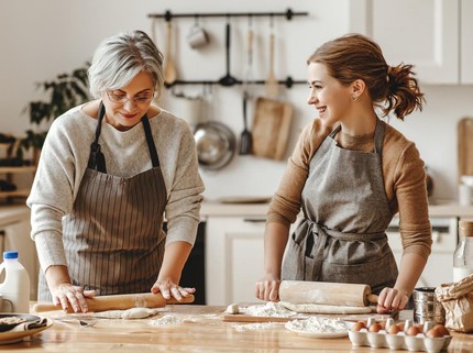 4 Tips Jaga Hubungan Harmonis dengan Mertua, Aktivitas Bersama Salah Satunya