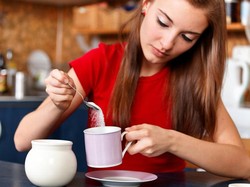 Minum Kopi Pakai Gula Lebih Nikmat Tapi Kurang Sehat, Ini Faktanya