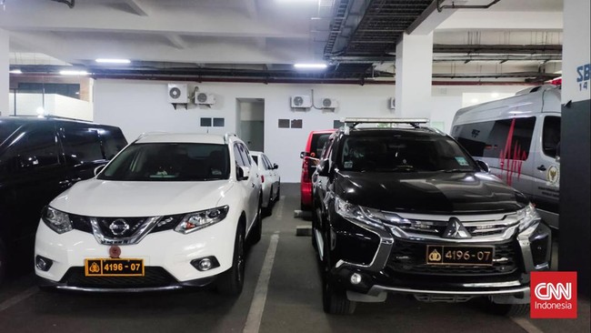 Formappi menilai seharusnya MKD hingga polisi mengusut dugaan pelanggaran kode etik dan pidana terkait pelat-pelat nopol mobil Anggota DPR Arteria Dahlan.