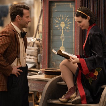 Sinopsis 'Nightmare Alley', Film Thriller Terbaru Bradley Cooper