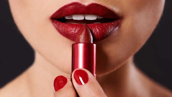 BeauPicks: 4 Lip Tint Merah 'Cetar' untuk Makeup Imlek, Bikin Tampilan Memesona!