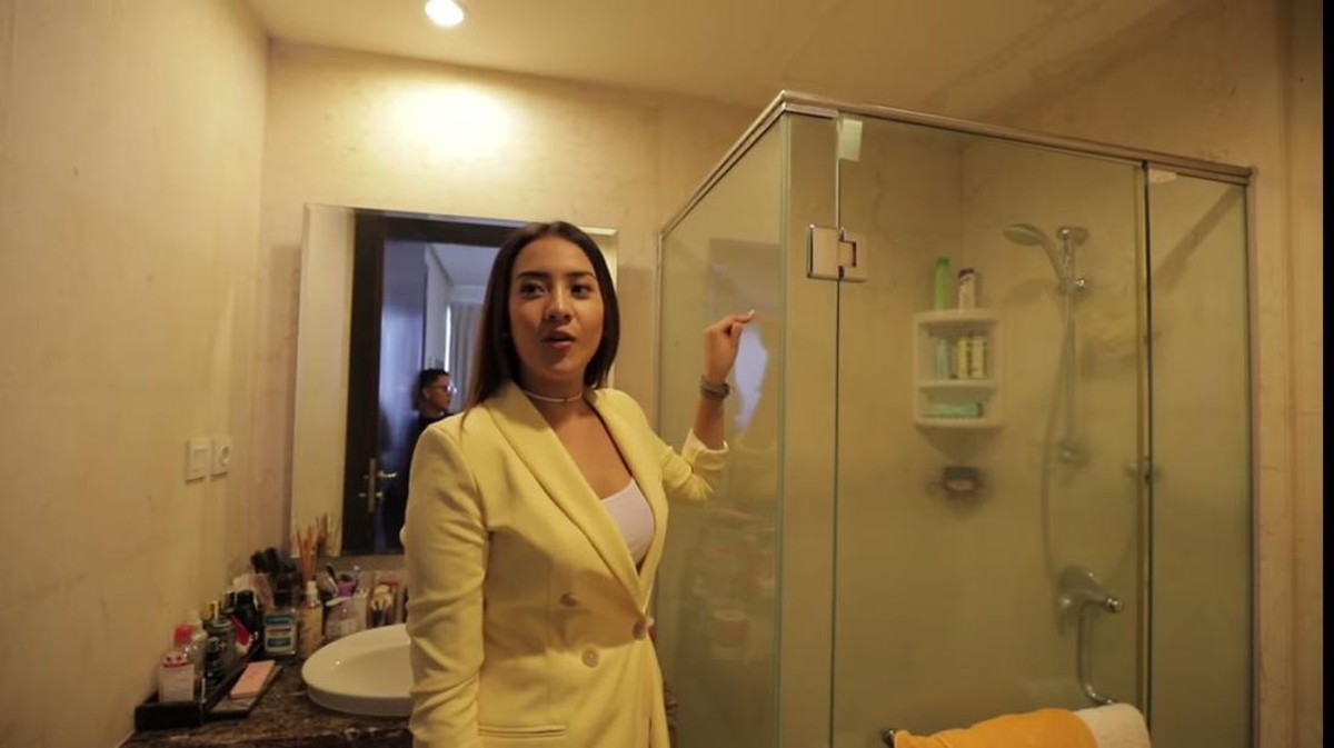 Anya Geraldine sedang jadi sorotan usai memerankan pelakor di serial Layangan Putus&period; Yuk intip apartemen mewahnya&excl;