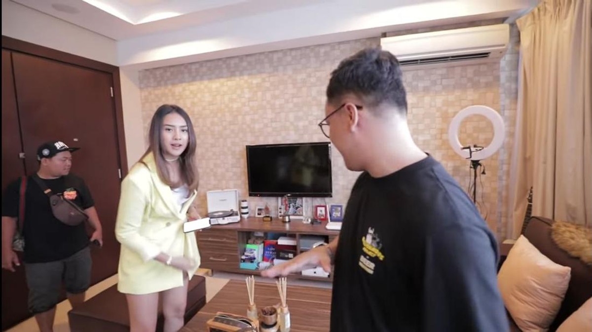 Anya Geraldine sedang jadi sorotan usai memerankan pelakor di serial Layangan Putus&period; Yuk intip apartemen mewahnya&excl;