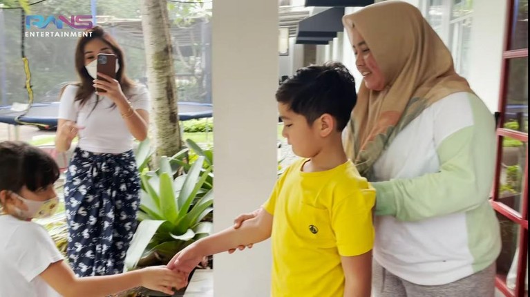 Rafathar ikut merayakan ulang tahun Gempi, ia menyiapkan kejutan kue dan kado perhiasan. Yuk intip momennya!