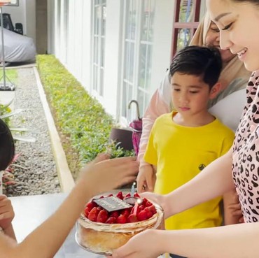 9 Momen Rafathar Beri Kejutan Ultah & Kado Perhiasan untuk Gempi