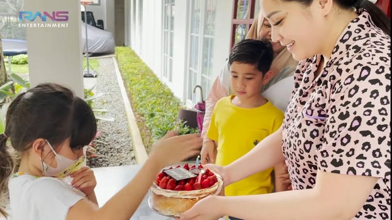 Rafathar ikut merayakan ulang tahun Gempi, ia menyiapkan kejutan kue dan kado perhiasan. Yuk intip momennya!