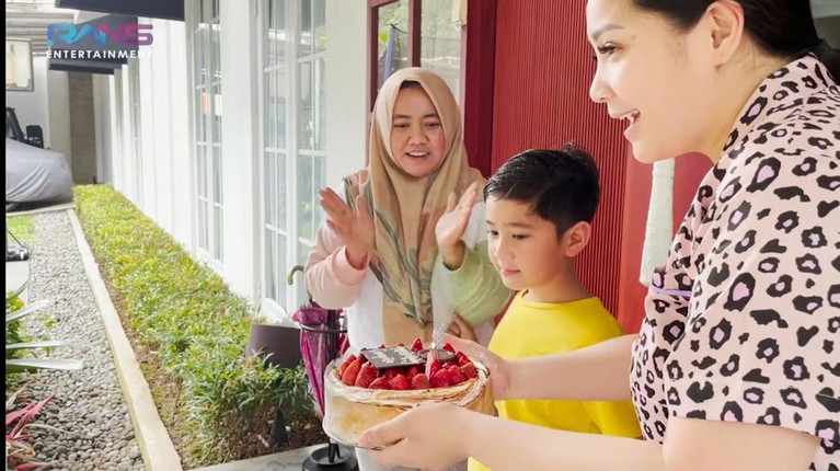 Rafathar ikut merayakan ulang tahun Gempi, ia menyiapkan kejutan kue dan kado perhiasan. Yuk intip momennya!