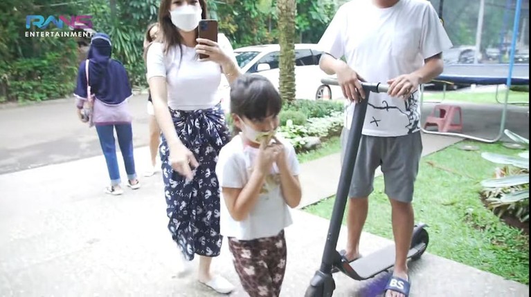 Rafathar ikut merayakan ulang tahun Gempi, ia menyiapkan kejutan kue dan kado perhiasan. Yuk intip momennya!