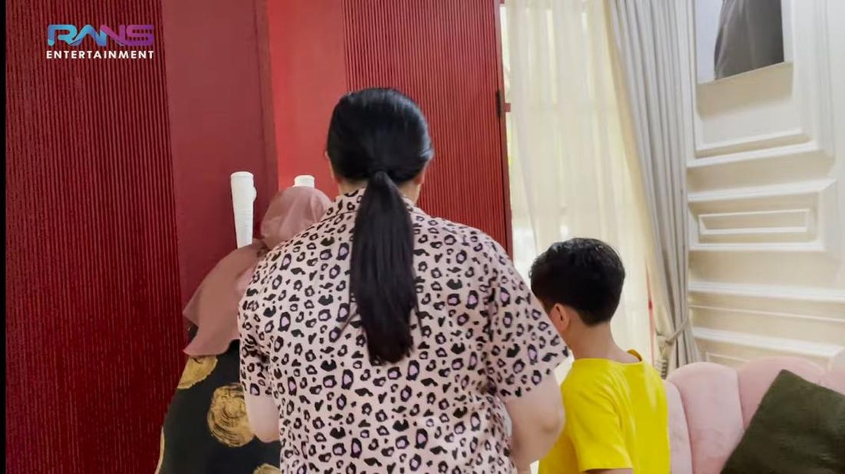 Rafathar ikut merayakan ulang tahun Gempi&comma; ia menyiapkan kejutan kue dan kado perhiasan&period; Yuk intip momennya&excl;