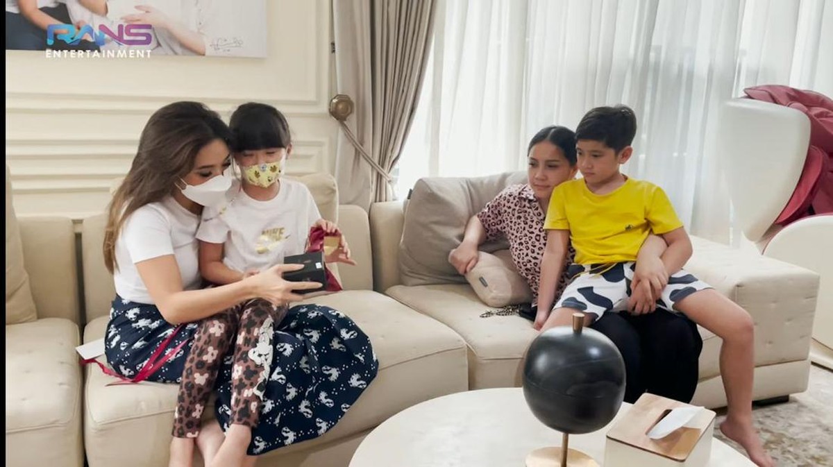 Rafathar ikut merayakan ulang tahun Gempi&comma; ia menyiapkan kejutan kue dan kado perhiasan&period; Yuk intip momennya&excl;