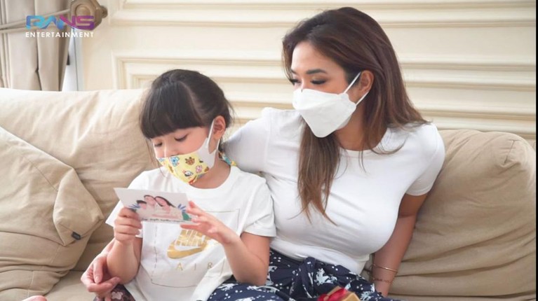 Rafathar ikut merayakan ulang tahun Gempi, ia menyiapkan kejutan kue dan kado perhiasan. Yuk intip momennya!
