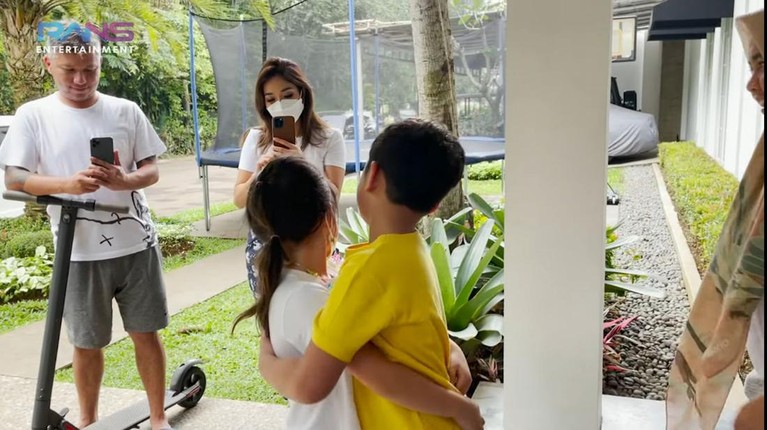 Rafathar ikut merayakan ulang tahun Gempi, ia menyiapkan kejutan kue dan kado perhiasan. Yuk intip momennya!