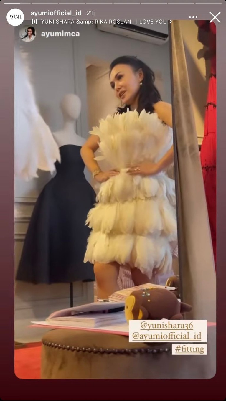 Potret Yuni Shara Pakai Gaun Mini dari Bulu Angsa