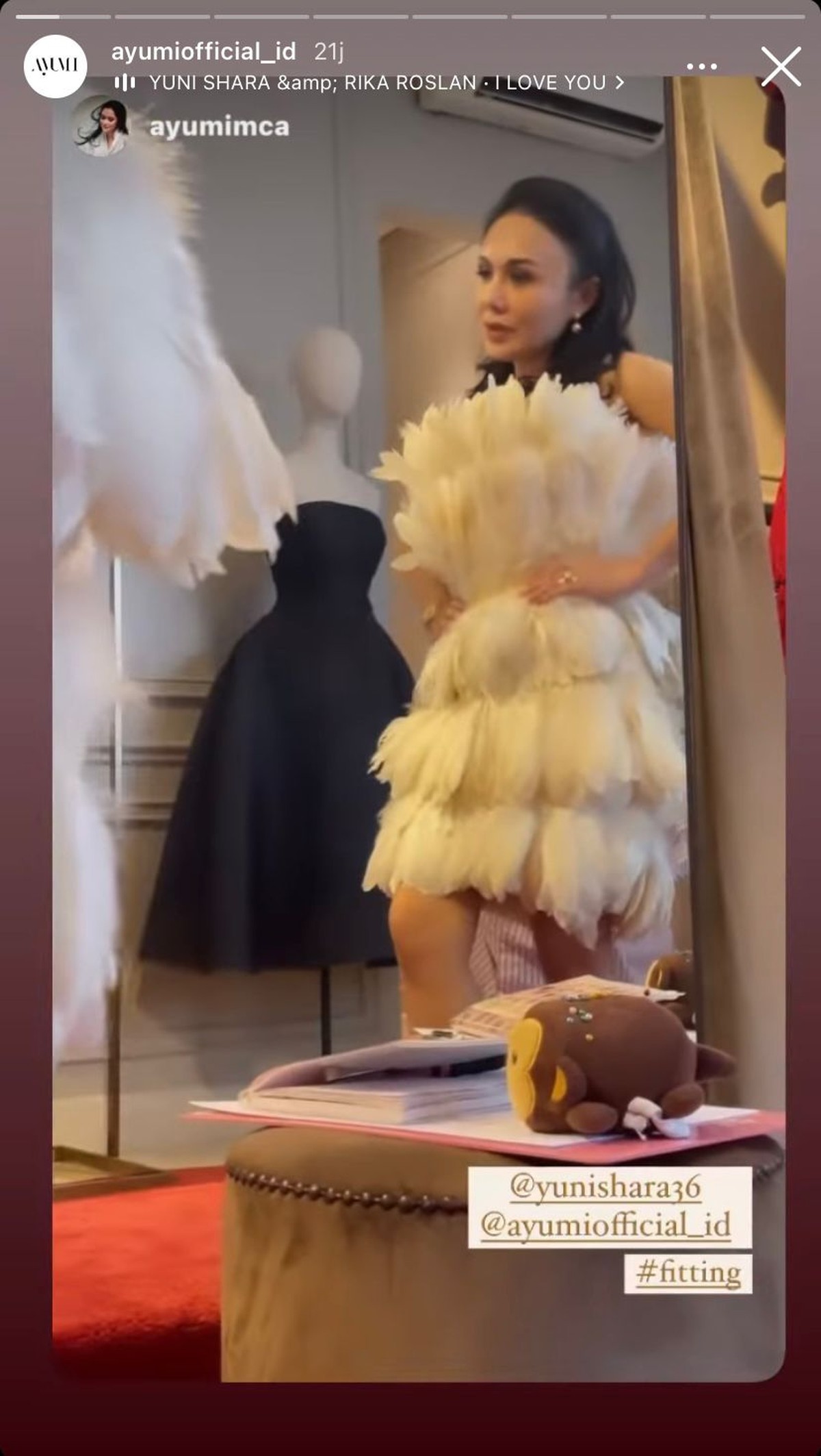 Potret Yuni Shara Pakai Gaun Mini dari Bulu Angsa